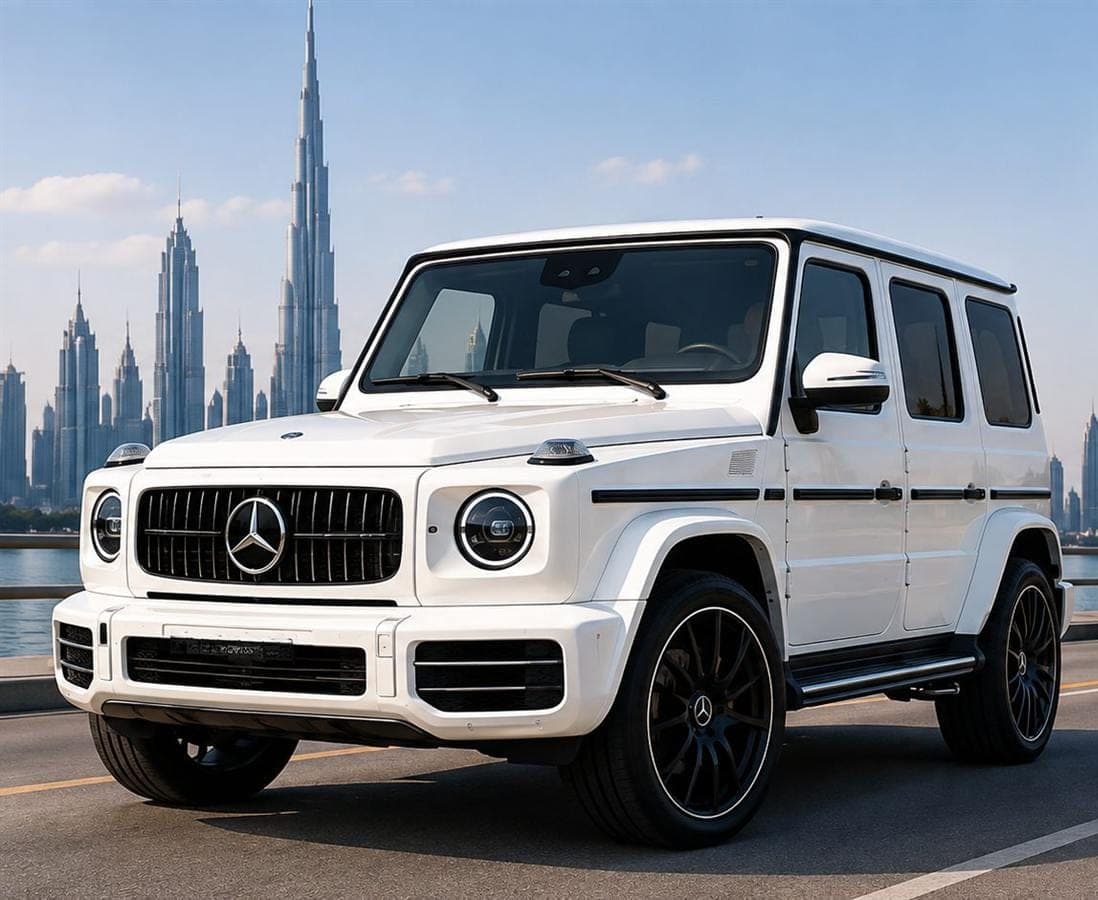 سيارة دفع رباعي (SUV) بيضاء على طريق الواجهة البحرية في دبي وخلفها أفق المدينة